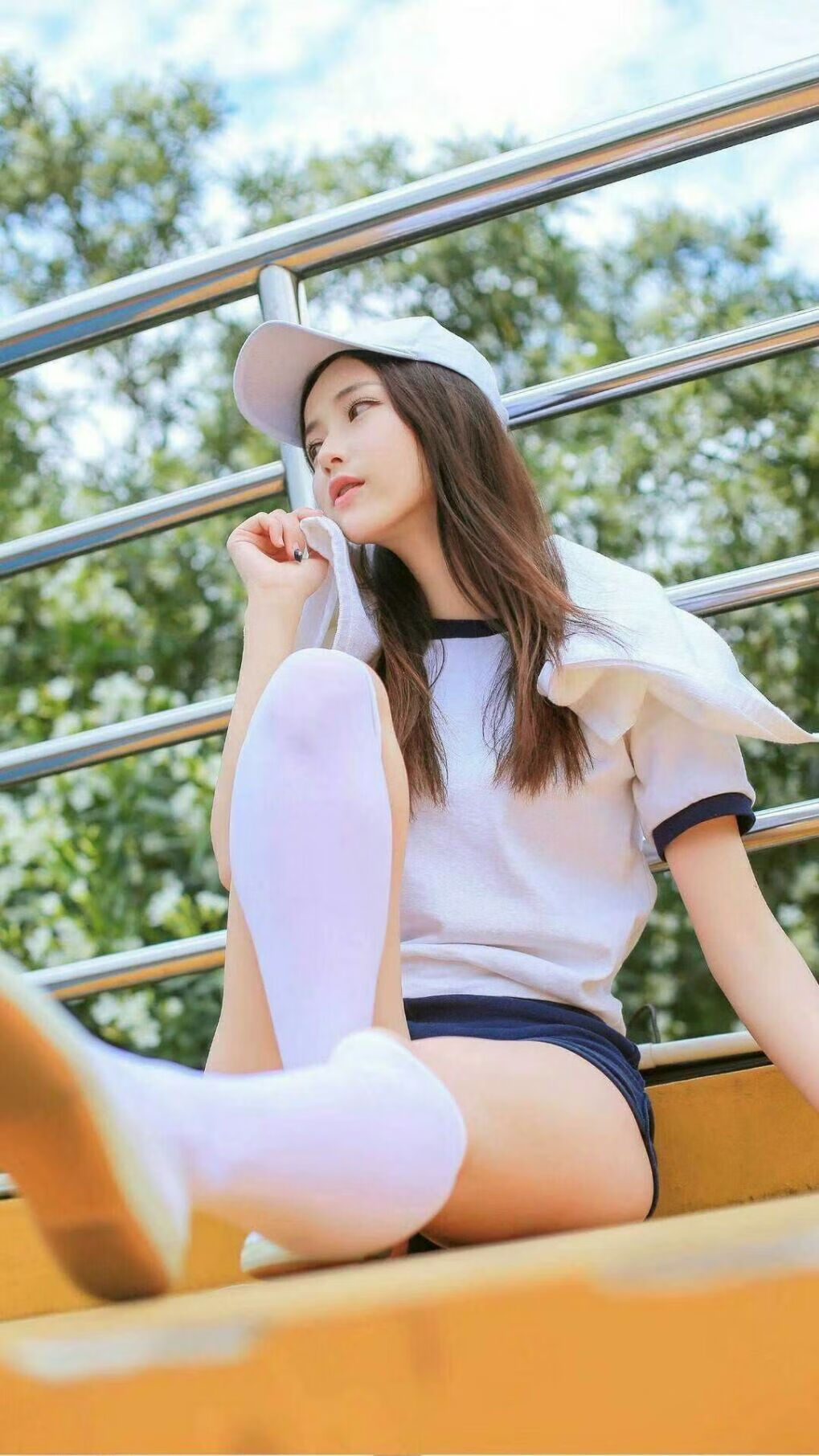 _比赛氛围火热：现场欢呼声经久不息_，比赛现场气氛活跃