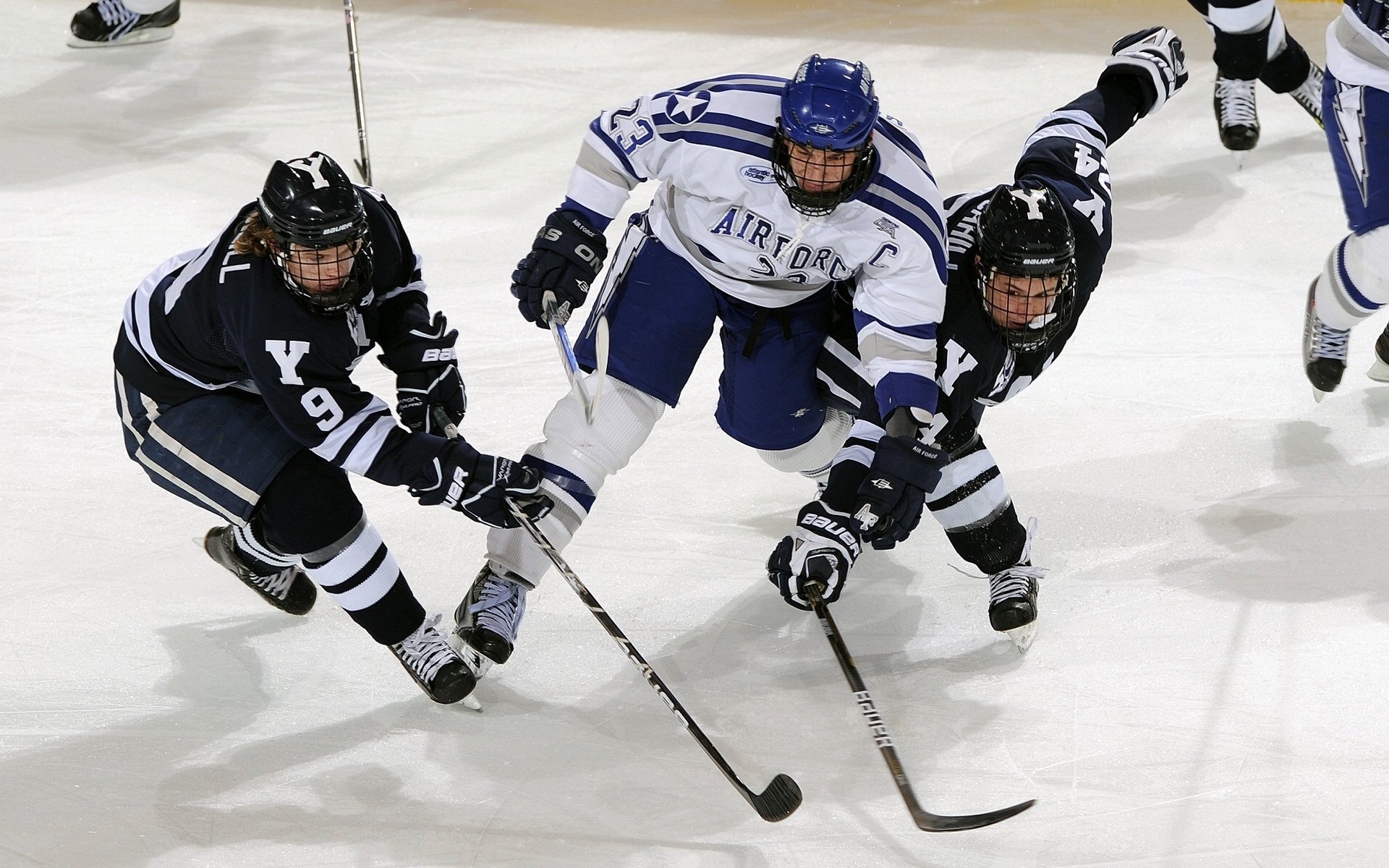 爱游戏app下载-“德甲激烈角逐，冠军之争逐日明朗”，德甲冠名